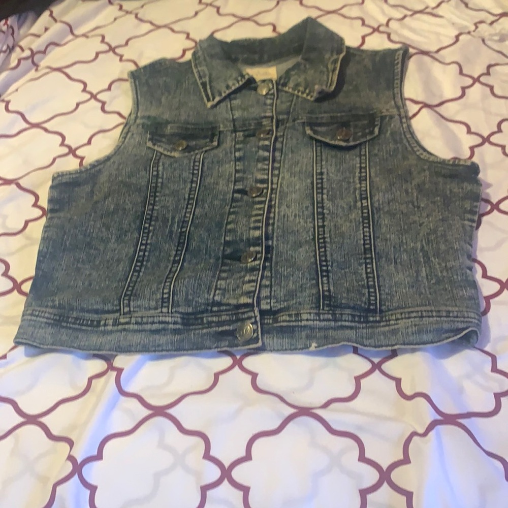 Sleeveless denim jacket